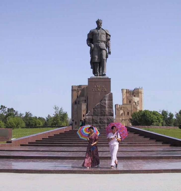 Амир город. Памятник Амир Темур Шахрисабз. Статуя Амир Темур шахрсаб.